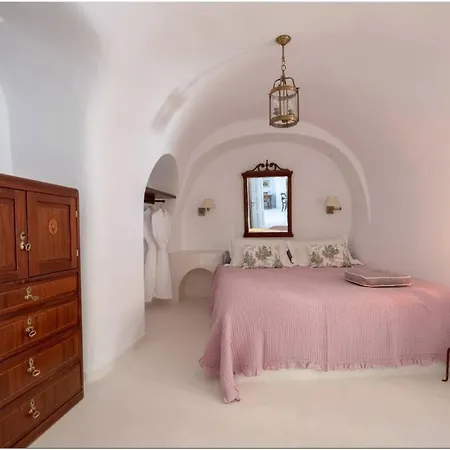Luxury 18th Century Mansion With Pool * Fira (Santorini)